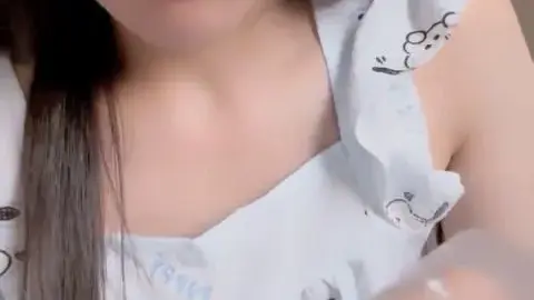 Snowy Cake – Masturbation Show 4