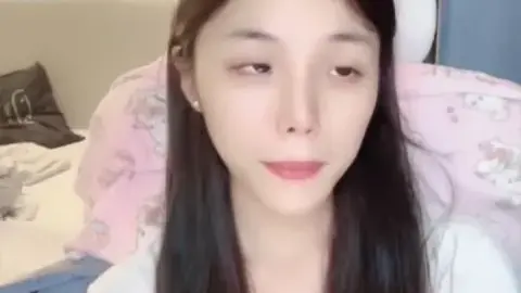 Even without makeup she is so amazing 1