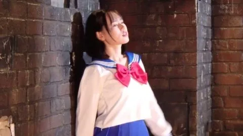 Asian Schoolgirls in Sailor Fuku Posing and Walking